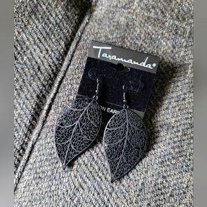 Taramanda Black Leaf Earrings